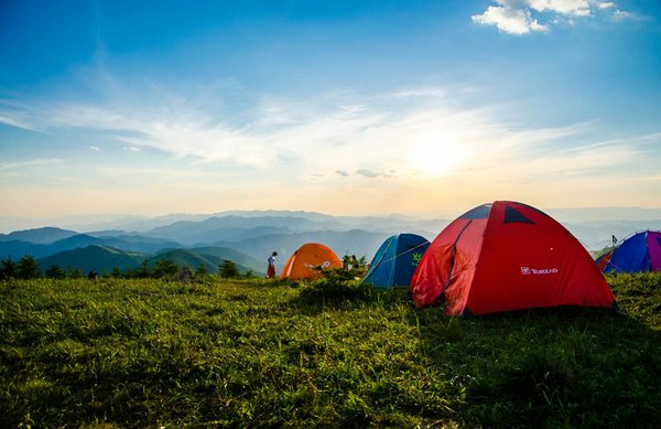 Comment choisir un emplacement de camping pour éviter les zones sujettes aux glissements de terrain?