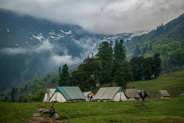 Quels sont les équipements nécessaires pour un camping en région de haute altitude avec des enfants?
