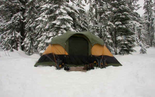 Quels sont les équipements indispensables pour un camping en région de désert froid?