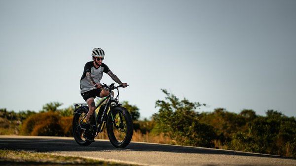 Où peut-on louer une maison de vacances en Bretagne avec des cours de cuisine et des balades en vélo?